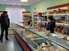 Глава Анадырского района и начальник Управления социальной политики в ходе рабочей поездки побывал в сёлах Усть-Белая и Снежное