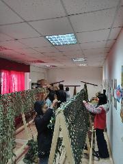 Трудовой отряд из Ваег занимается изготовлением маскировочных сетей