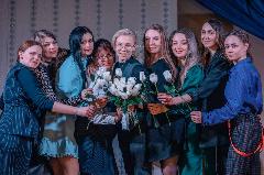 Премьера спектакля «Восемь любящих женщин» прошла в Угольных Копях