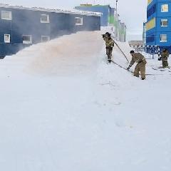 В Угольных Копях индивидуальный предприниматель и пожарные обустроили ледяную горку