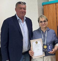 Глава Администрации Анадырского муниципального района Сергей Савченко вручил семейным парам медали «За любовь и верность». 