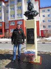 9 мая Сергей Савченко возложил цветы у памятника Тимофею Елкову и почтил память погибших минутой молчания
